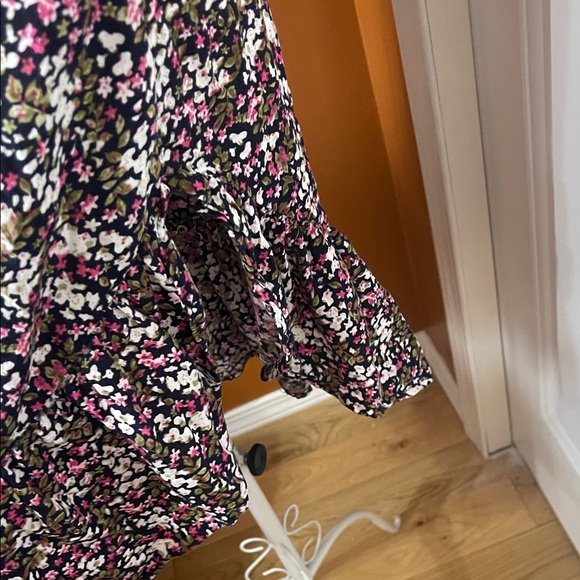 Ardene Duo Floral Asymmetrical Hem Ruffle Skirt and Basic Black Top - Size L - Picture 3 of 16